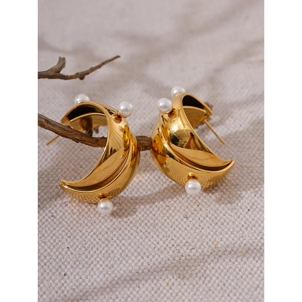 Stylish Imitation Pearls Hoop Earrings Short Attractive Metal Jewelry in Golden Color for Fashion Lovers